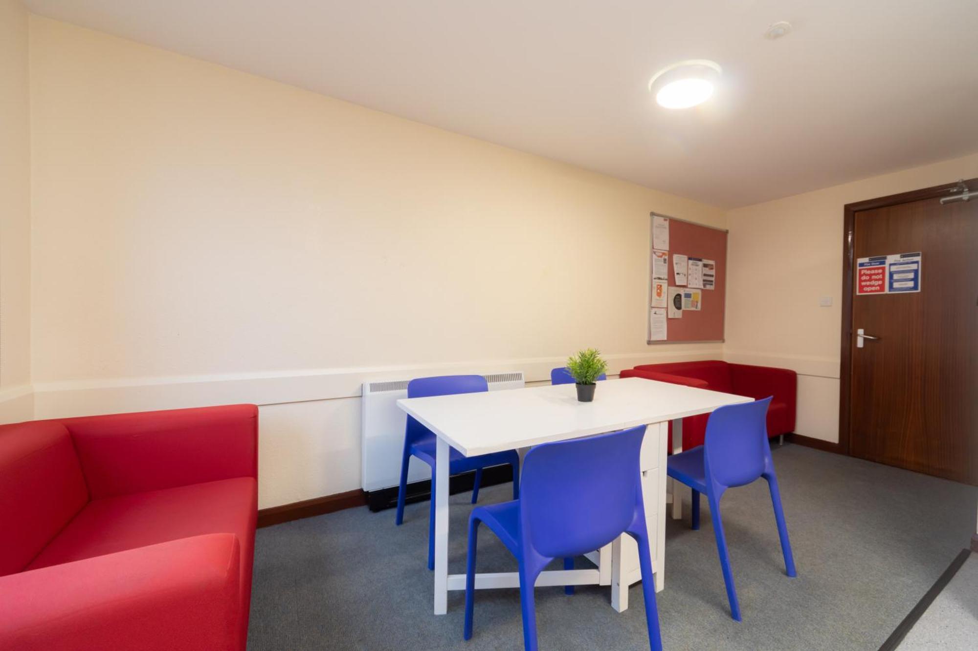 Joivy Economy 4 And 5 Bed Flats, Close To Old Town And Royal Mile - Adults Only Apartment Единбург Екстериор снимка